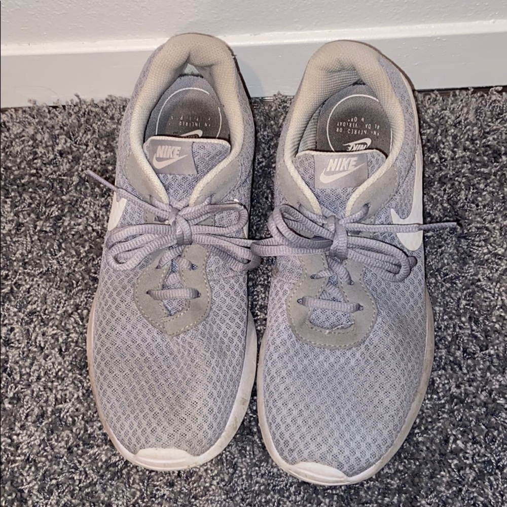 Women’s Nike tennis shoes